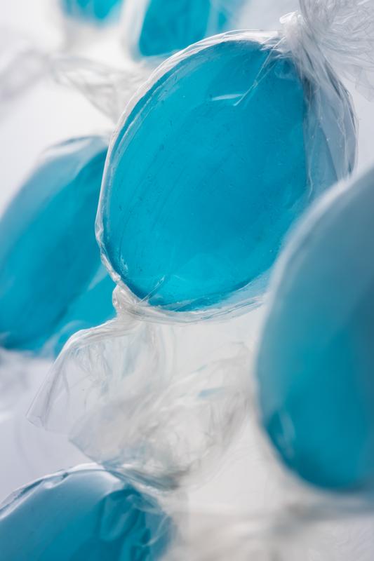 Süßwarenhersteller setzen Isomalt bei der Herstellung von zuckerfreien Bonbons ein. Diese sind aufgrund ihrer Eigenschaften auch für Diabetiker geeignet.