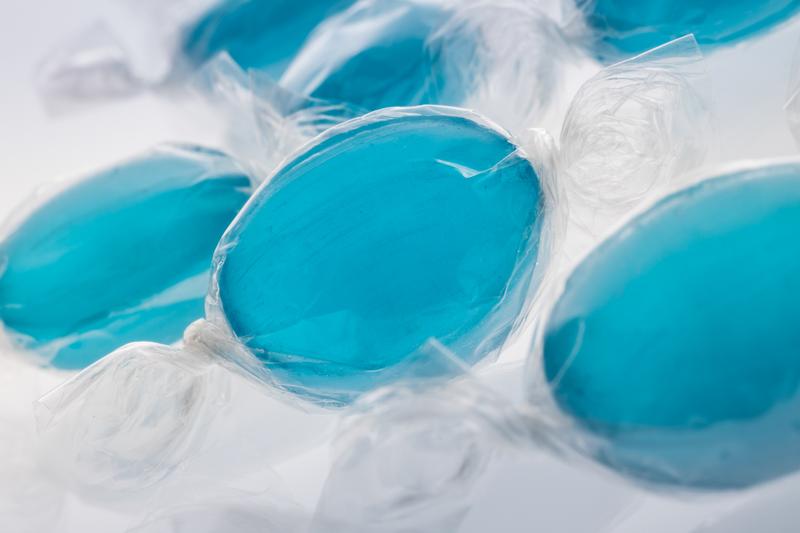 Süßwarenhersteller setzen Isomalt bei der Herstellung von zuckerfreien Bonbons ein. Diese sind aufgrund ihrer Eigenschaften auch für Diabetiker geeignet.