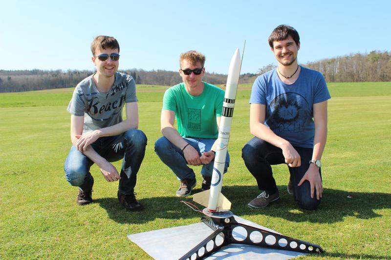 Das Team mit der Rakete (v.l.): Joachim Illmer, Kai Sommer und Max Röder. 