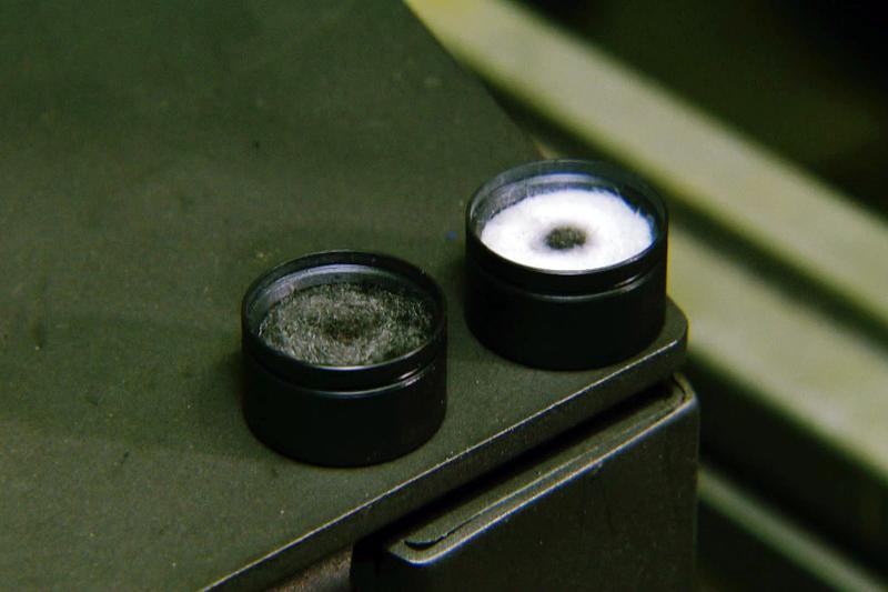 Vergleich der Rußfilter nach 30 Minuten Betrieb unter gleichen Testbedingungen: emissionsarmer Kaminofen (links) und der Prototyp "Pellwood" (rechts)