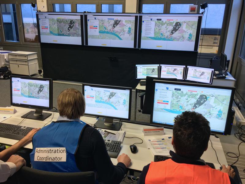 Mit dem Trainingssystem CIPRTrainer simulieren die Wissenschaftler Cyberattacken oder Überflutungen am Bildschirm.