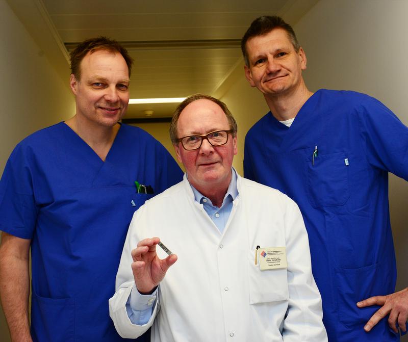 Weltpremiere: Univ.-Prof. Dr. Dieter Horstkotte (Mitte), Direktor der Klinik für Kardiologie am HDZ NRW, mit seinen Oberärzten Privatdozent Dr. Georg Nölker (r.) und Dr. Klaus-Jürgen Gutleben