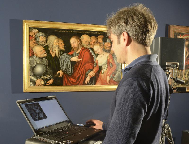 Der Cranach Experte Prof. Dr. Gunnar Heydenreich von der TH Köln untersucht  ein Gemälde mittels der Infrarotreflektografie