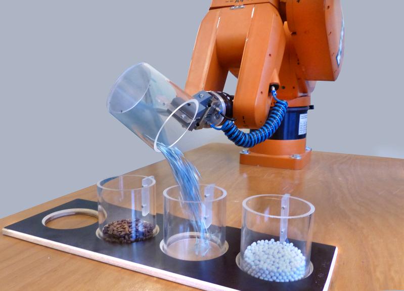 Der Roboter kann am Schüttgeräusch unterscheiden, um welches Material es sich handelt.