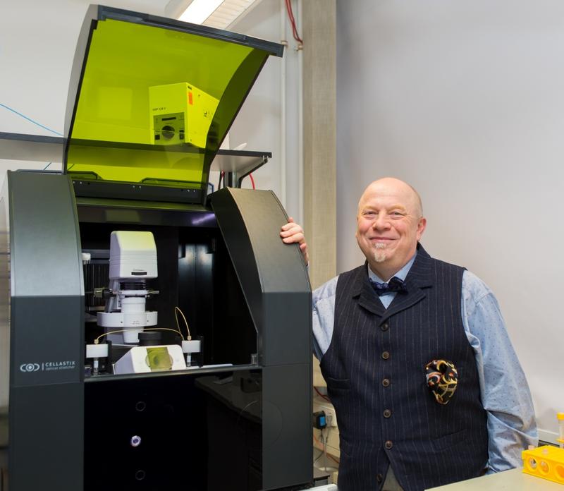 Prof. Dr. Josef Alfons Käs vor einem Optical Cell Stretcher zur Bestimmung der mechanischen Eigenschaften von Zellen und Gewebe
