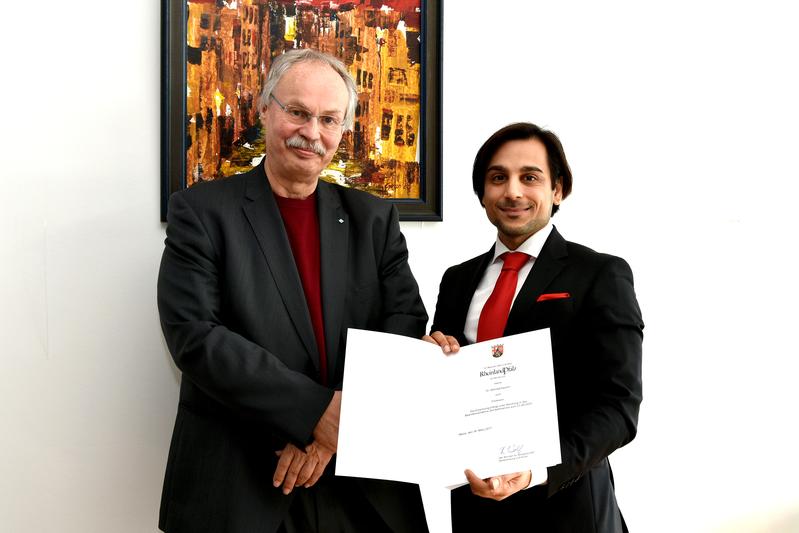 Von links: Prof. Dr. Kristian Bosselmann-Cyran (Präsident der Hochschule Koblenz) und Prof. Dr. Behzad Karami 