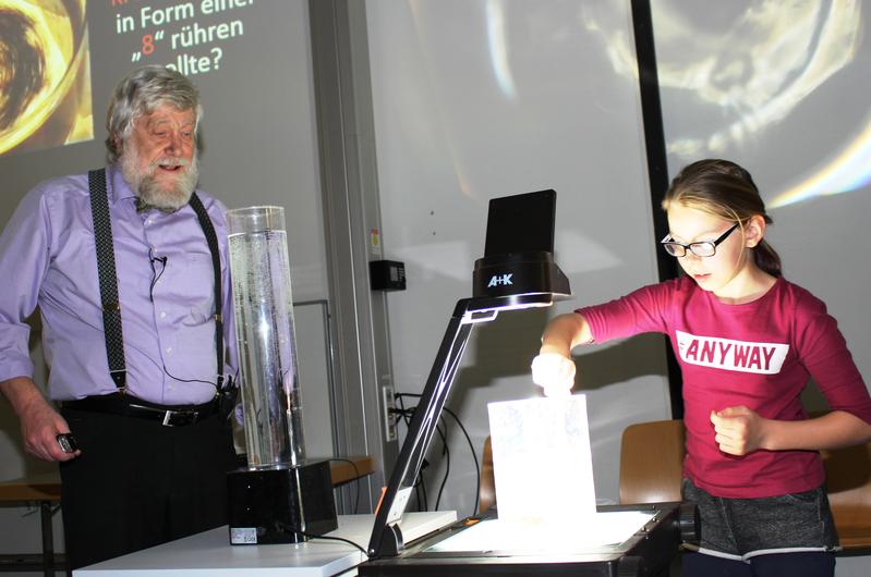 Professor Dieter Fehler, DHBW Karlsruhe, zeigt, wie Wirbel entstehen