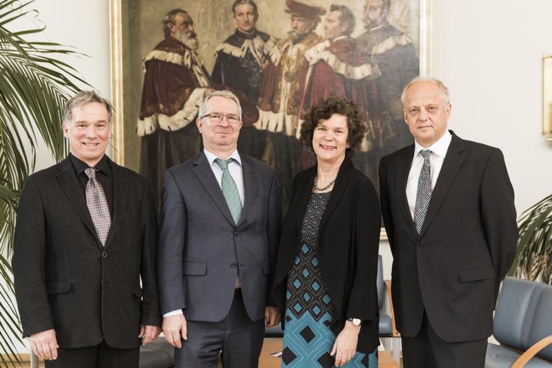 Prof. Dr. Erich Schröger, Prof. Dr. Thomas Hofsäss, Rektorin Prof. Dr. Beate Schücking und Prof. Dr. Thomas Lenk