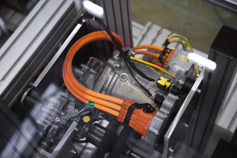 Elektromotor, Umrichter und Getriebe eines Elektrofahrzeugs auf dem Antriebsstrangprüfstand des MRM