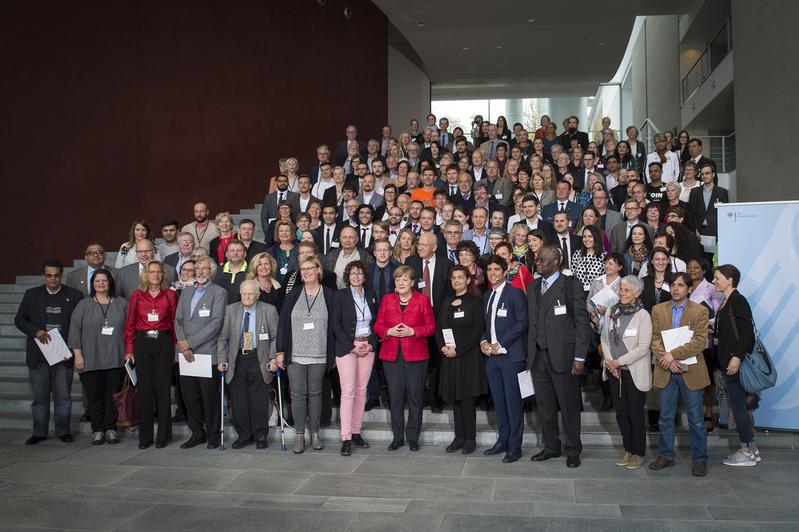 Repräsentantinnen und Repräsentanten von 140 in der Hilfe für Geflüchtete engagierten Initiativen aus ganz Deutschland waren von der Bundeskanzlerin am 7. 4. 2017 in Berlin zum Austausch eingeladen.