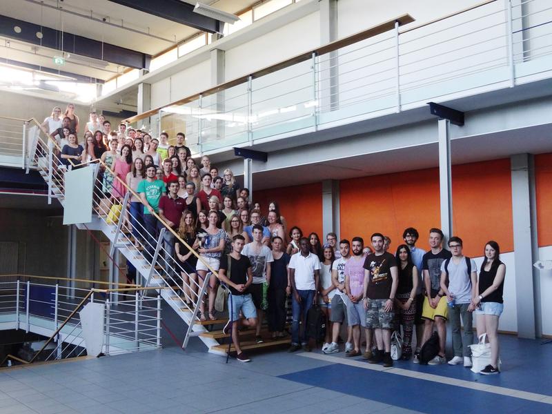 "Eigentlich kann jeder mitmachen": die Teilnehmerinnen und Teilnehmer der Law Clinic Augsburg beim Start ins Sommersemester des vergangen Jahres.