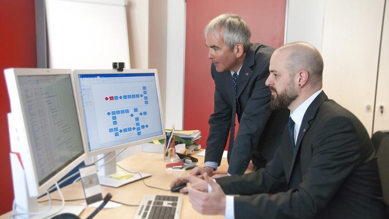 Im Rahmen von Industrie 4.0 verzahnen sich IT und Produktion zunehmend. Ein gut funktionierendes IT-Projekt- und Prozessmanagement wird daher immer wichtiger.