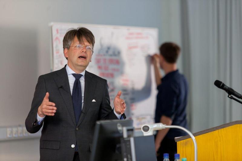 Rechtswissenschaftler Prof. Dr. Christoph Möllers über den Schutz der Verfassung in Zeiten des Autoritarismus zur Semestereröffnung an der HWR Berlin 