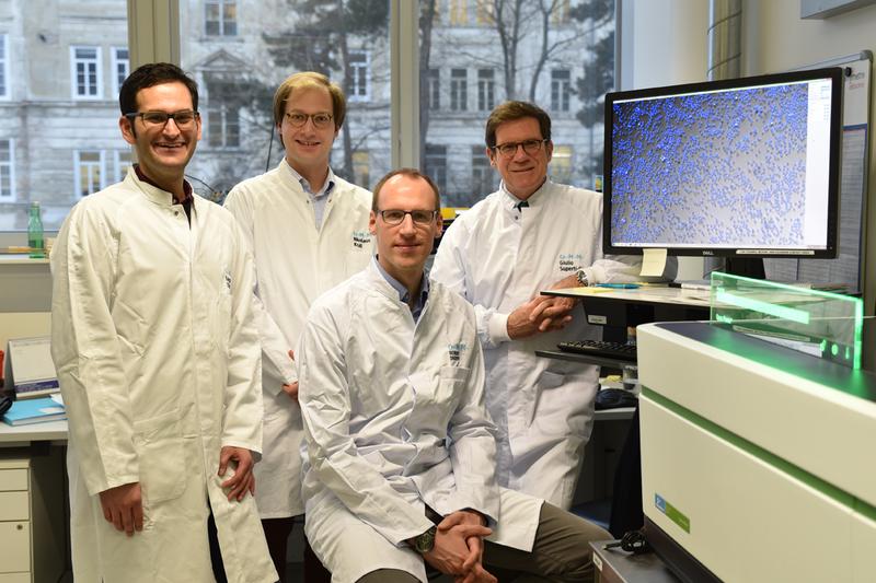 Gregory Vladimer, Nikolaus Krall, Berend Snijder und Giulio Superti-Furga (v.l.n.r.) neben dem Pharmacoscopy-Hochdurchsatzmikroskop 