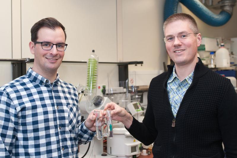 Benjamin Schwarz und Prof. Carsten Streb vom Institut für Anorganische Chemie I; 