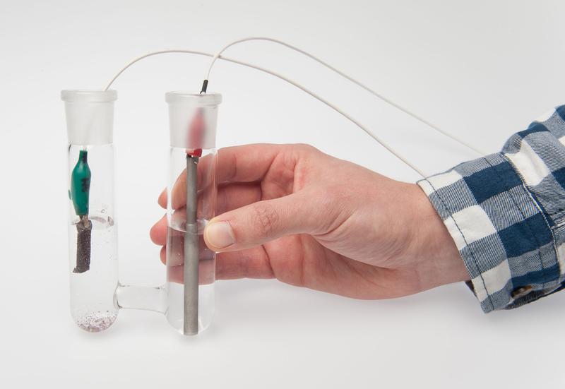 Abbildung der Katalysator-Elektrode zur Wasseroxidation (links) in einer elektrochemischen Zelle; 