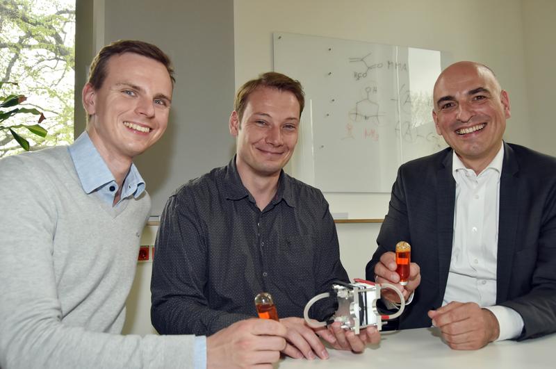 Für ihre Entwicklung der Polymer-Redox-Flow-Batterien mit dem Thüringer Forschungspreis 2017 ausgezeichnet: (v.l.) Tobias Janoschka, Dr. Martin D. Hager und Prof. Dr. Ulrich S. Schubert. 