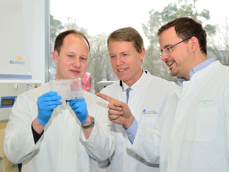 In the lab: Prof. Gunther Hartmann (center), Prof. Winfried Barchet (right) and Dr. Thomas Zillinger (left) from the ImmunoSensation cluster of excellence at the University of Bonn. 