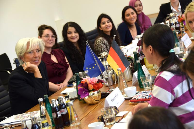 Studentinnen der HWR Berlin im Gespräch mit IWF-Direktorin Christine Lagarde am Rande des W20-Treffens in Berlin 