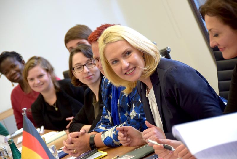 Studentinnen der HWR Berlin im Gespräch mit Bundesfamilienministerin Manuela Schwesig am Rande des W20-Treffens in Berlin