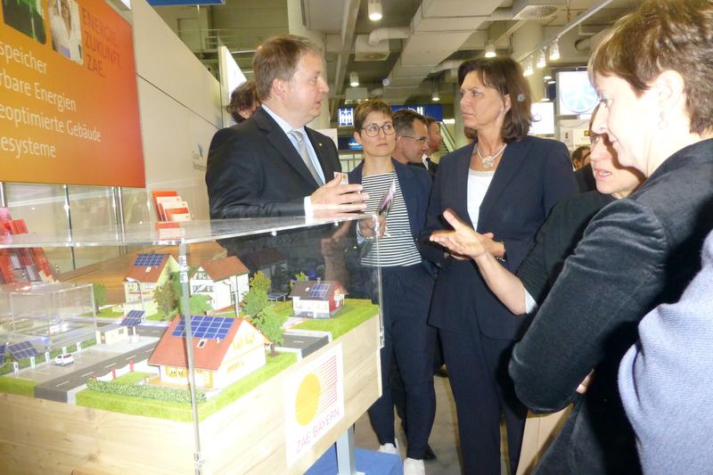 Die bayerische Wirtschaftsministerin Ilse Aigner und die baskische Wirtschaftsministerin Dr. Arantxa Tapia (vorne rechts) am Stand des ZAE Bayern