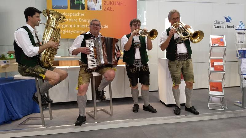 Die Hinterberger Musikanten am Stand des ZAE Bayern