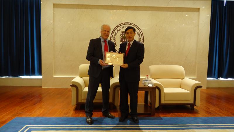 Prof. Prof. Zhong Denghua, Präsident der Universität Tianjin, übergibt Professor Brinksmeier die Urkunde