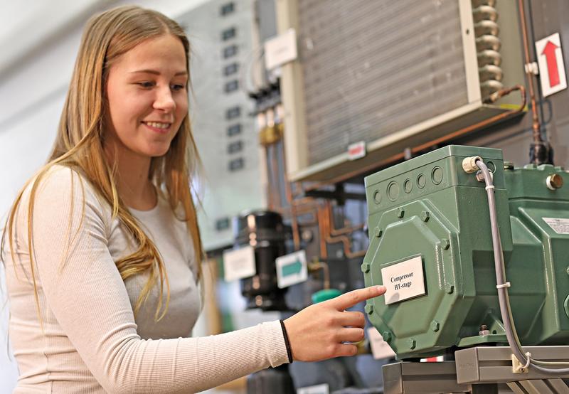 Studentin Lisa Hurst bei einem Versuch mit einer Kaskadenkälteanlage im Kältelabor der Hochschule Karlsruhe