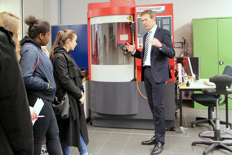 Der Professor für Maschinenbau, Dr.-Ing. Alexander Steinmann (HWR Berlin), ist mit Leib und Seele Dozent und wurde nun sogar in Shanghai an der USST als erster Ausländer „Best Professor of the Year" 