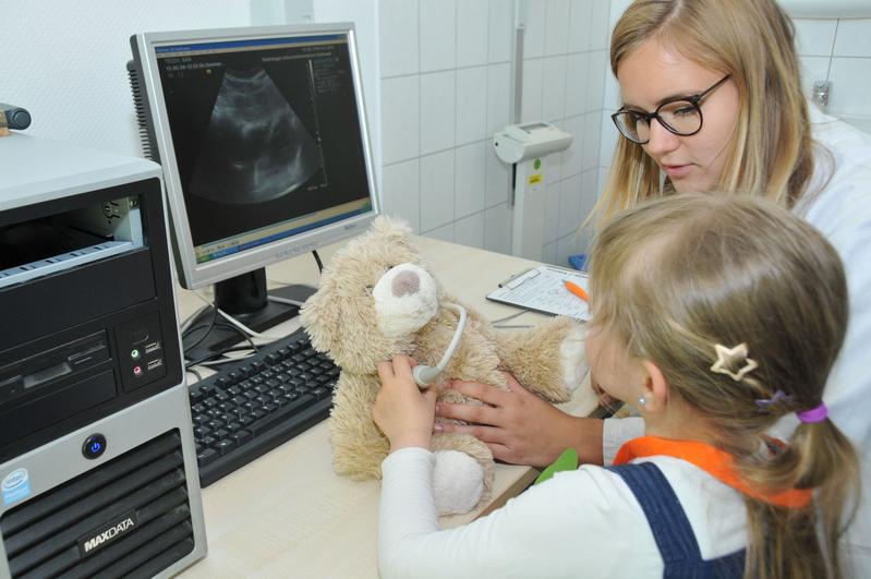 Egal, ob kleines Bauchgrummeln, Schnabeljucken oder große Bein- und Flossenbrüche, in der Greifswalder Teddybärklinik wird allen Kuscheltieren erfolgreich geholfen. 