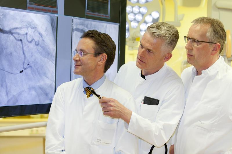 Professor Dr. Johann Bauersachs und die Initiatoren der BOOST-Studie Professor Dr. Kai Wollert und Professor Dr. Gerd Meyer (von links) im Herzkatheter-Labor.