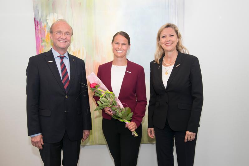 Prof. Dr. Babette Simon (Vorstandsvorsitzende und Medizinischer Vorstand) und Univ.-Prof. Dr. Ulrich Förstermann (Wissenschaftliche Vorstand) begrüßen Univ.-Prof. Dr. Tanja Germerott (Bildmitte)