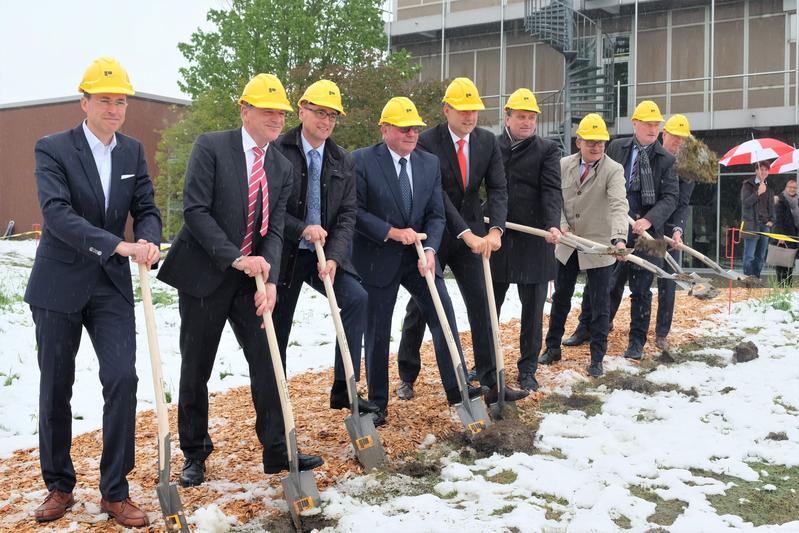 Der feierliche Spatenstich bildete den Auftakt zum Bau des neuen E-Mobility-Labors auf dem Campus der Hochschule Ravensburg-Weingarten.