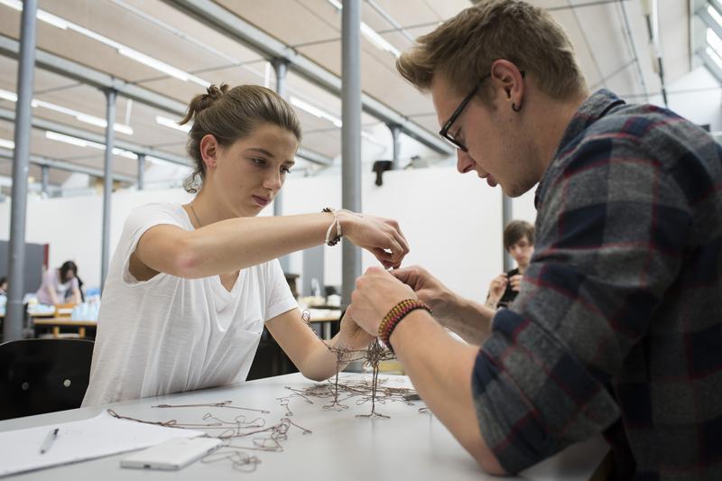 Learning by doing: Die „Studenten für einen Tag“ tüfteln im Entwurfsatelier an eigenen Modellen. 