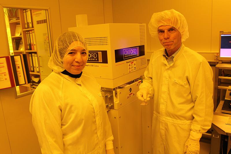 Prof. Dr. Friedemann Völklein und Fatima Boui, Master-Studentin im Studiengang Angewandte Physik, vor der neuen plasmaunterstützten RIE-ICP-Anlage im Reinraum.