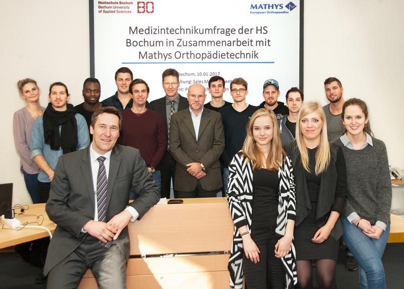 Freuten sich gemeinsam über ein gelungenes Projekt: Wirtschaftsstudierenden der BO, Prof. Dr. Ralf Schlottmann (vorn, li.) und Halko Unruhe und Karl Georg Schmitt (Mathys Orthopädie GmbH).