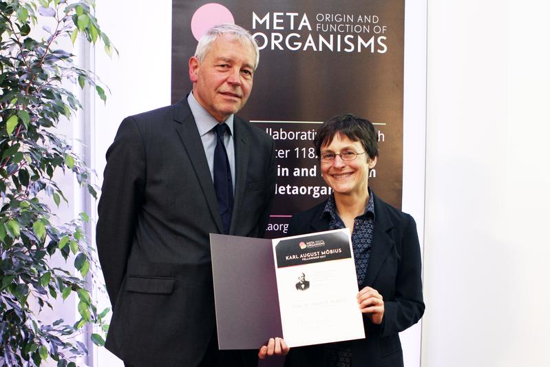 Cornell-Professorin Angela Douglas ist die erste Preisträgerin des Kieler „Möbius-Fellowships“. Links im Bild: Professor Thomas Bosch, Sprecher des SFB 1182.