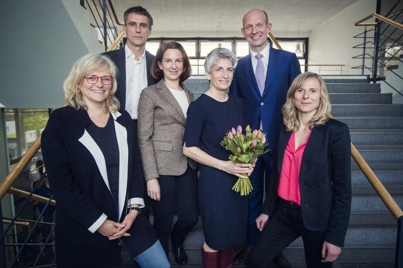 Nach der Antrittsvorlesung: Prof. Dr. Anne Lequy (Rektorin der Hochschule Magdeburg-Stendal, 3.v.l.), Prof. Dr. Nadine Pieck (4.v.l.) mit Projektteam und AOK-Vertreter René Bethke (2.v.l.) 