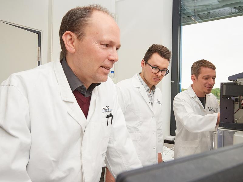 In the lab (from left): Prof. Dr. Joachim Schultze, Patrick Günther and Dr. Andreas Schlitzer from LIMES-Institute at University of Bonn. 