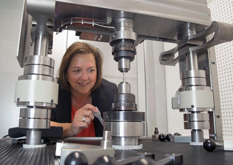 Prof. Dr. Martina Zimmermann am 1000-Hz-Resonanzpulsator im Fraunhofer IWS Dresden