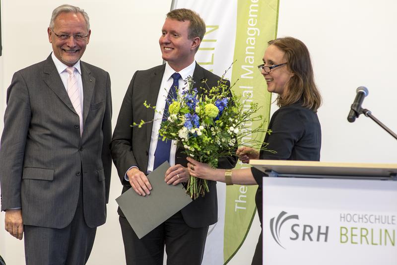 Nach der Ernennung: V.l.n.r. Wolfgang Grenke (GRENKE AG); Prof. Dr. André Presse (Stiftungsprofessor); Prof. Dr. Victoria Büsch (Präsidentin der SRH Hochschule Berlin)