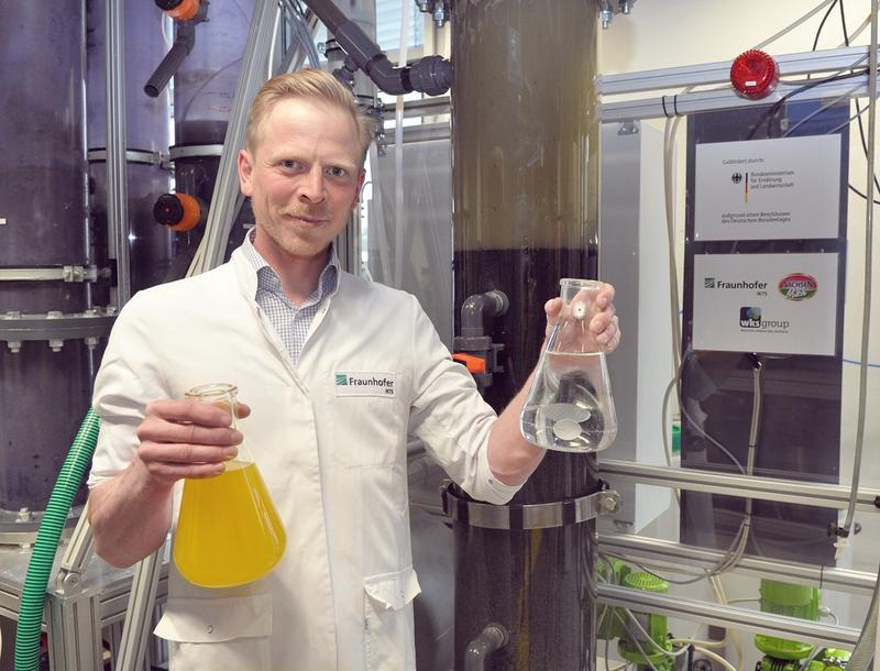 Die Schlempe aus der Molkeverwertung (links) wird durch das Verfahren so aufbereitet, dass trinkbares Wasser (rechts) erzeugt wird.