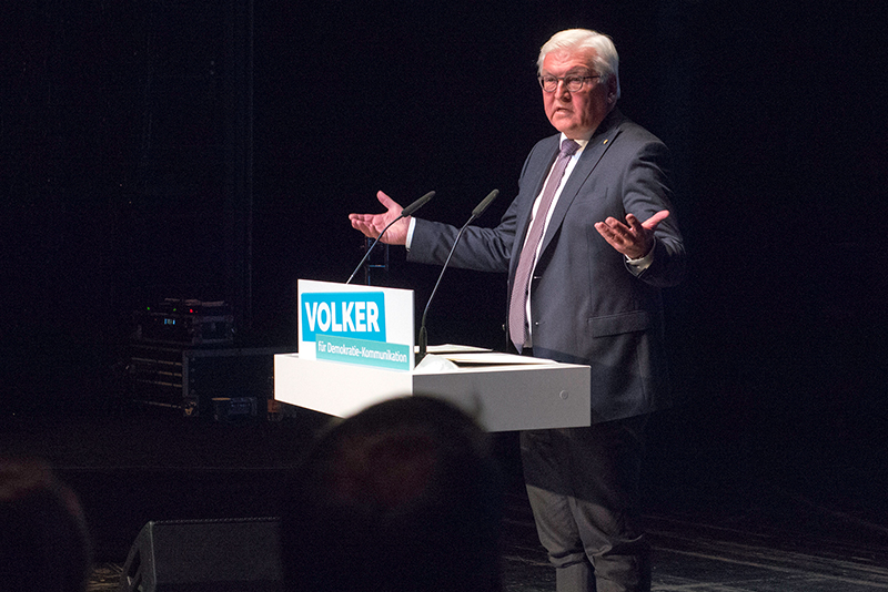 Bundespräsident Dr. Frank-Walter Steinmeier verkündet die VOLKER-Preisträger.
