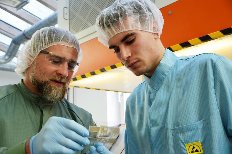 Labormeister Gerhard Sattelberger und Maximilian Wurzer (v. links) prüfen die Qualität der Elektrolumineszenz-Displays, die sie hergestellt haben. 