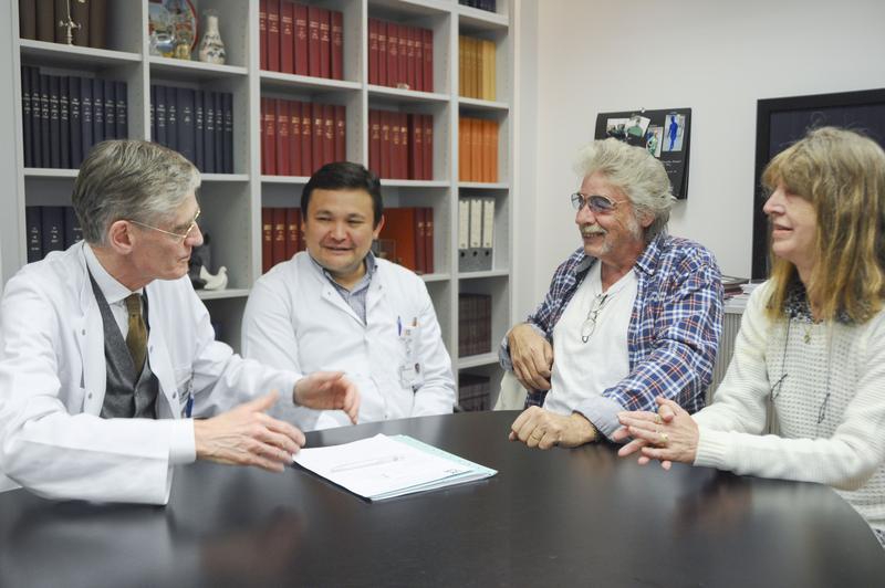 Patient Hartmut K. gemeinsam mit seiner Frau Brigitte im Gespräch mit Prof. Jünemann (l.) und Dr. Osmonov. 