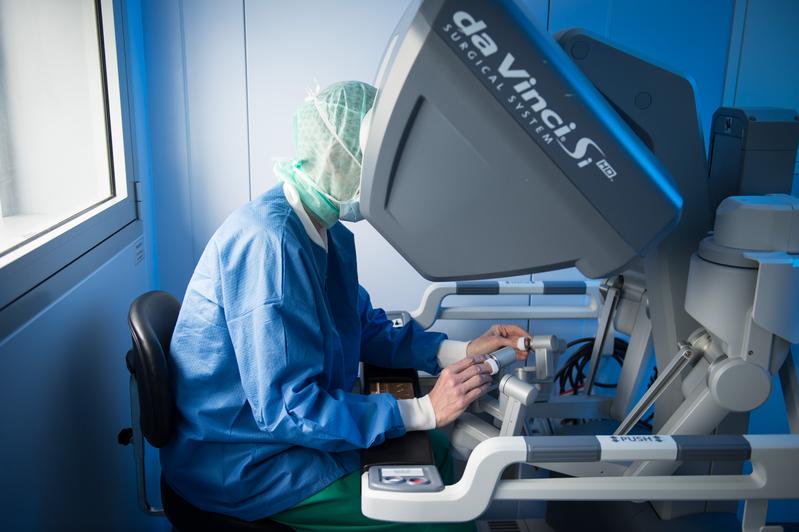 Während des Eingriffs sitzt der Operateur an der Steuerungskonsole abseits des OP-Tisches
