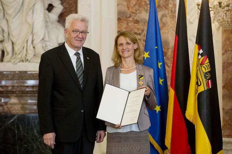 Ehrung mit dem Landesorden: ZU-Professorin Lucia Reisch mit Ministerpräsident Winfried Kretschmann