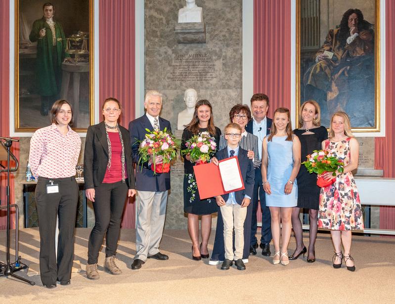 Beim Festakt: Die Kuratorinnen Carola Dahlke (li.) und Anja Teuner (2.v.li.), Generaldirektor Wolfgang Heckl (4.v.re.) und Stifterin Marion Winkelbauer (Mi.) im Kreise der Familie Winkelbauer/Timmann