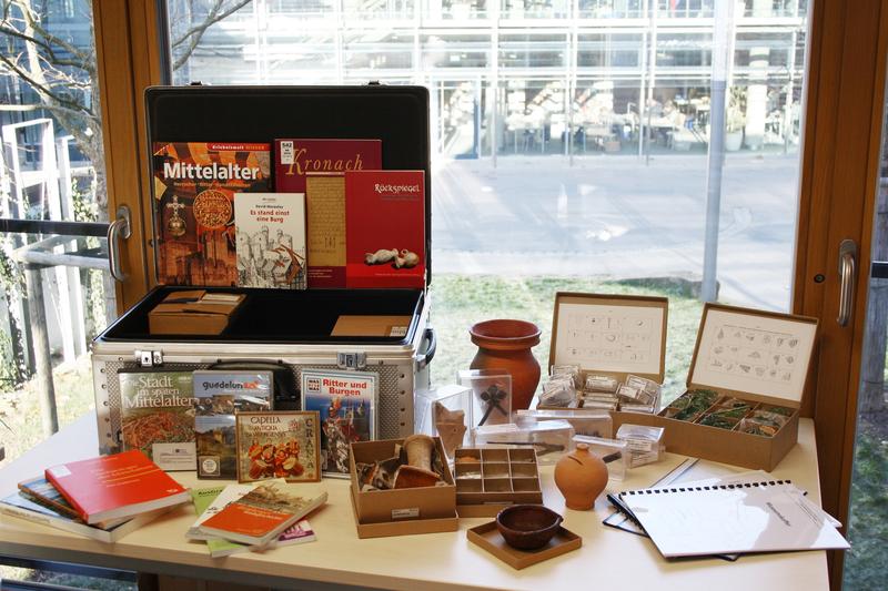 Der Museumskoffer enthält mehr als 50 Originalfunde sowie an die unterschiedlichen Altersstufen angepasste Begleitmaterialien.