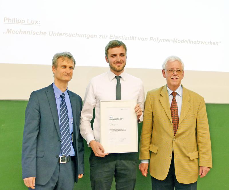 Philipp Lux (Mitte) erhielt die Auszeichnung mit dem DKG-Förderpreis, Professor Dr. Volker Herrmann (li) sowie der betreuende Professor Dr. Nikolaus Rennar gratulierten. 